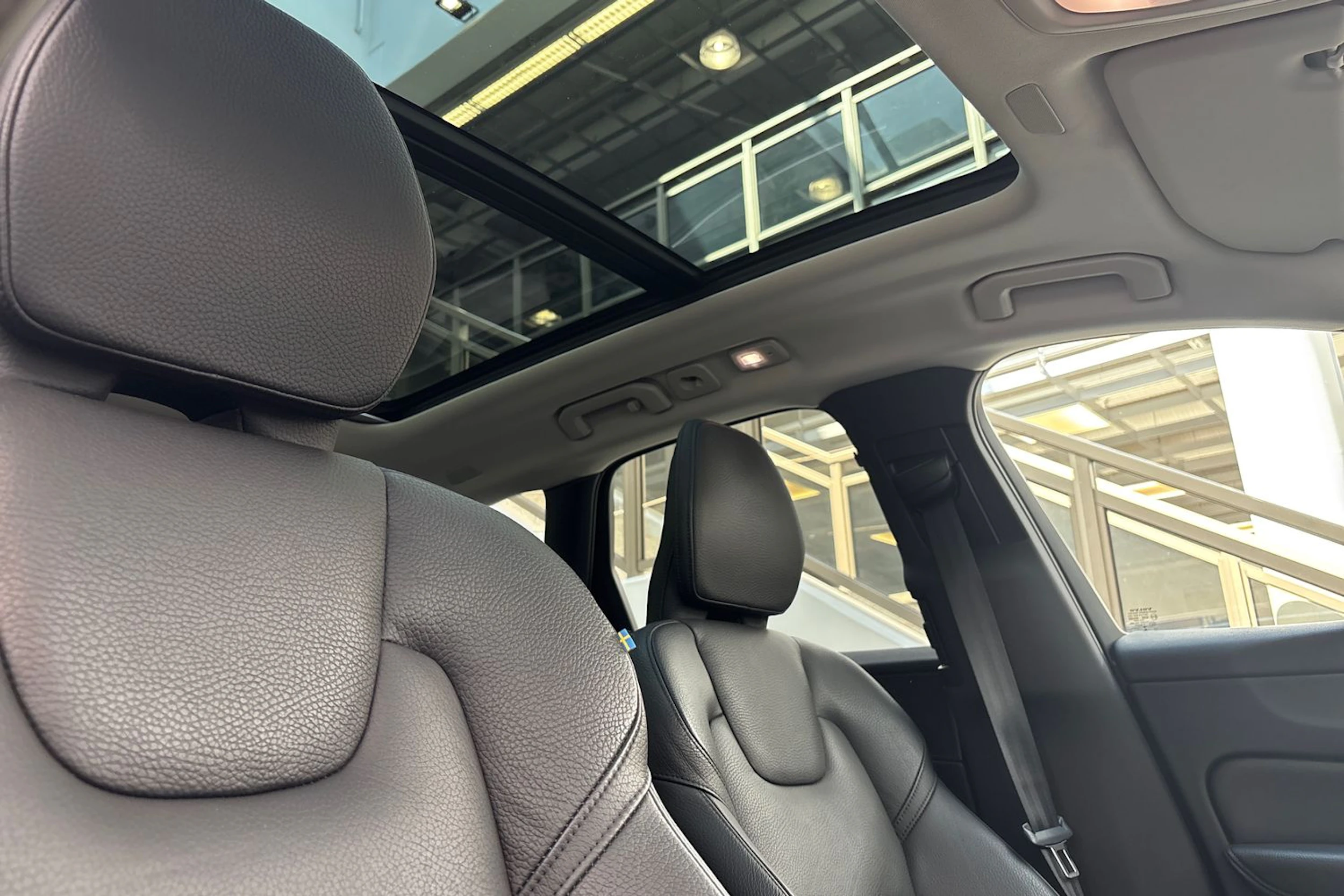 harmaa Volvo XC60 2022 kuva 31.