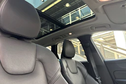 harmaa Volvo XC60 2022 kuva 31.