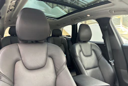 harmaa Volvo XC60 2022 kuva 32.