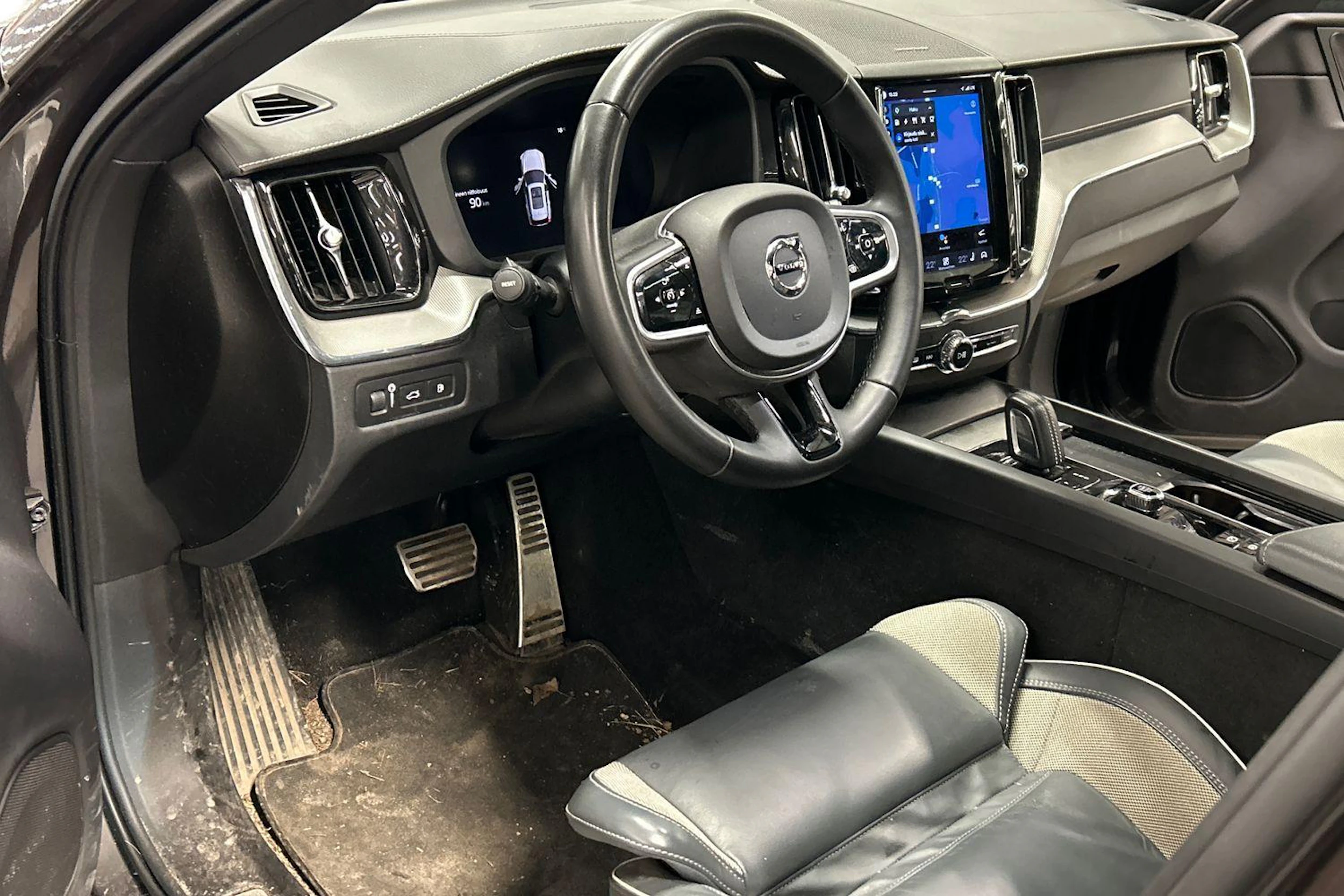 Harmaa Volvo XC60 2022 kuva 3.