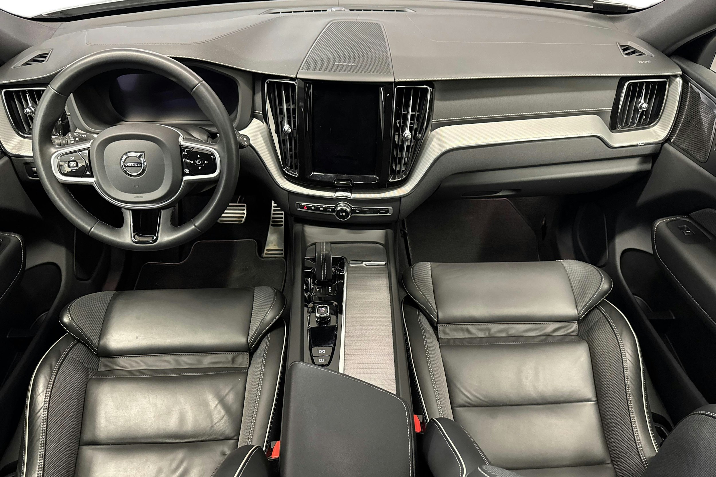 harmaa Volvo XC60 2022 kuva 9.