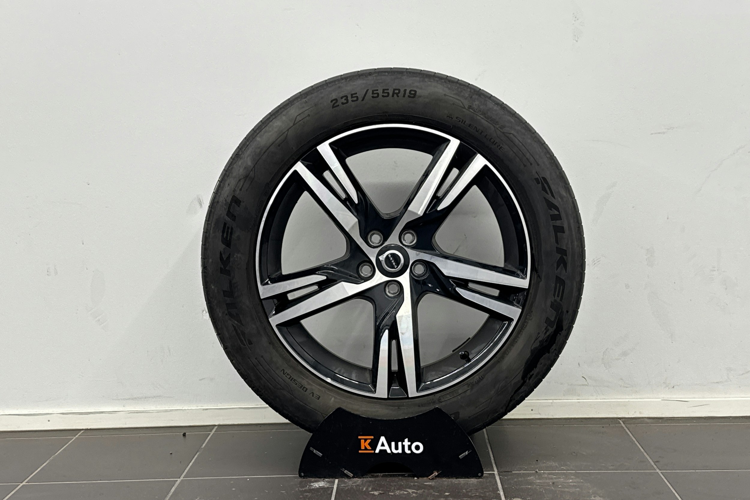 harmaa Volvo XC60 2022 kuva 13.