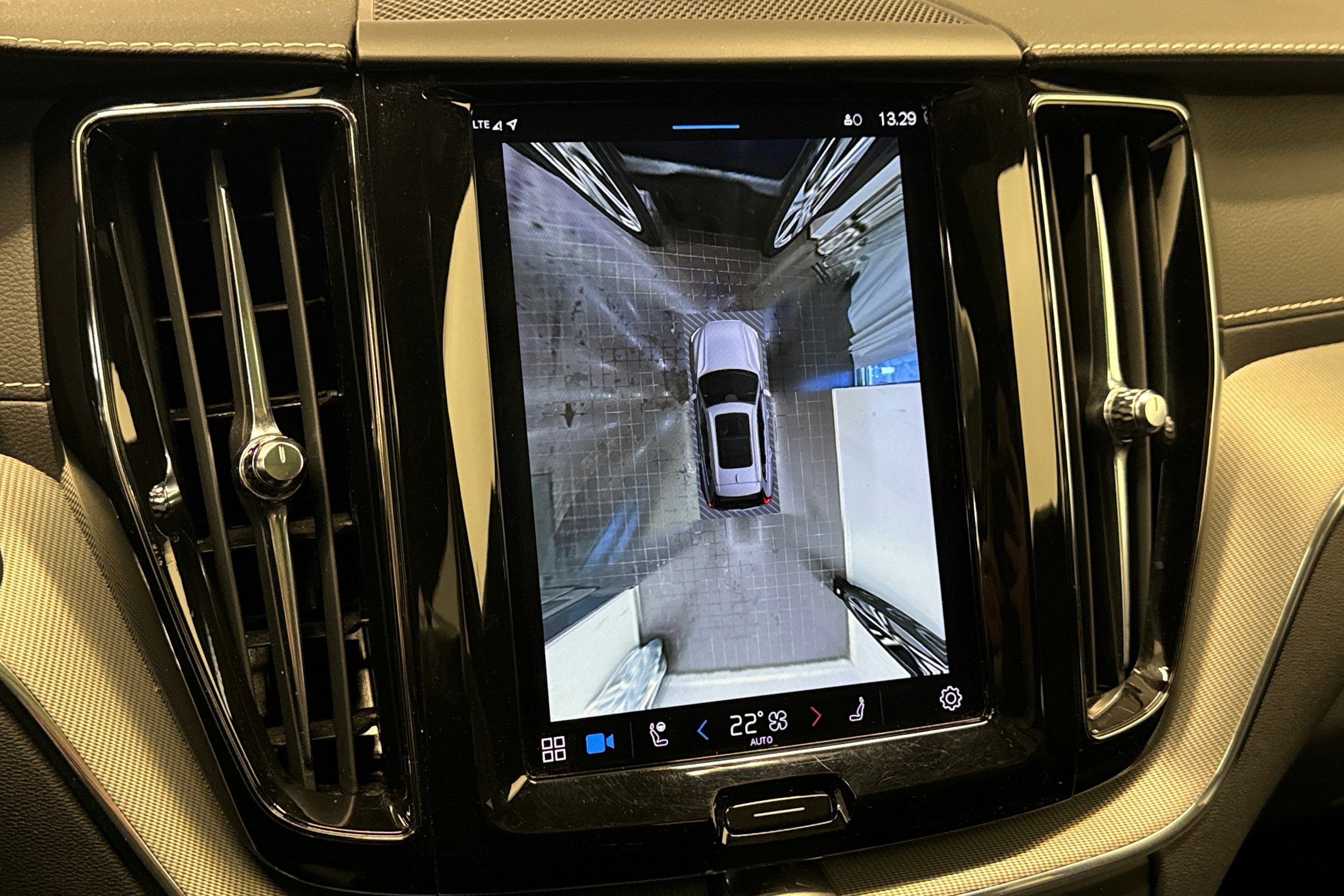 harmaa Volvo XC60 2022 kuva 16.