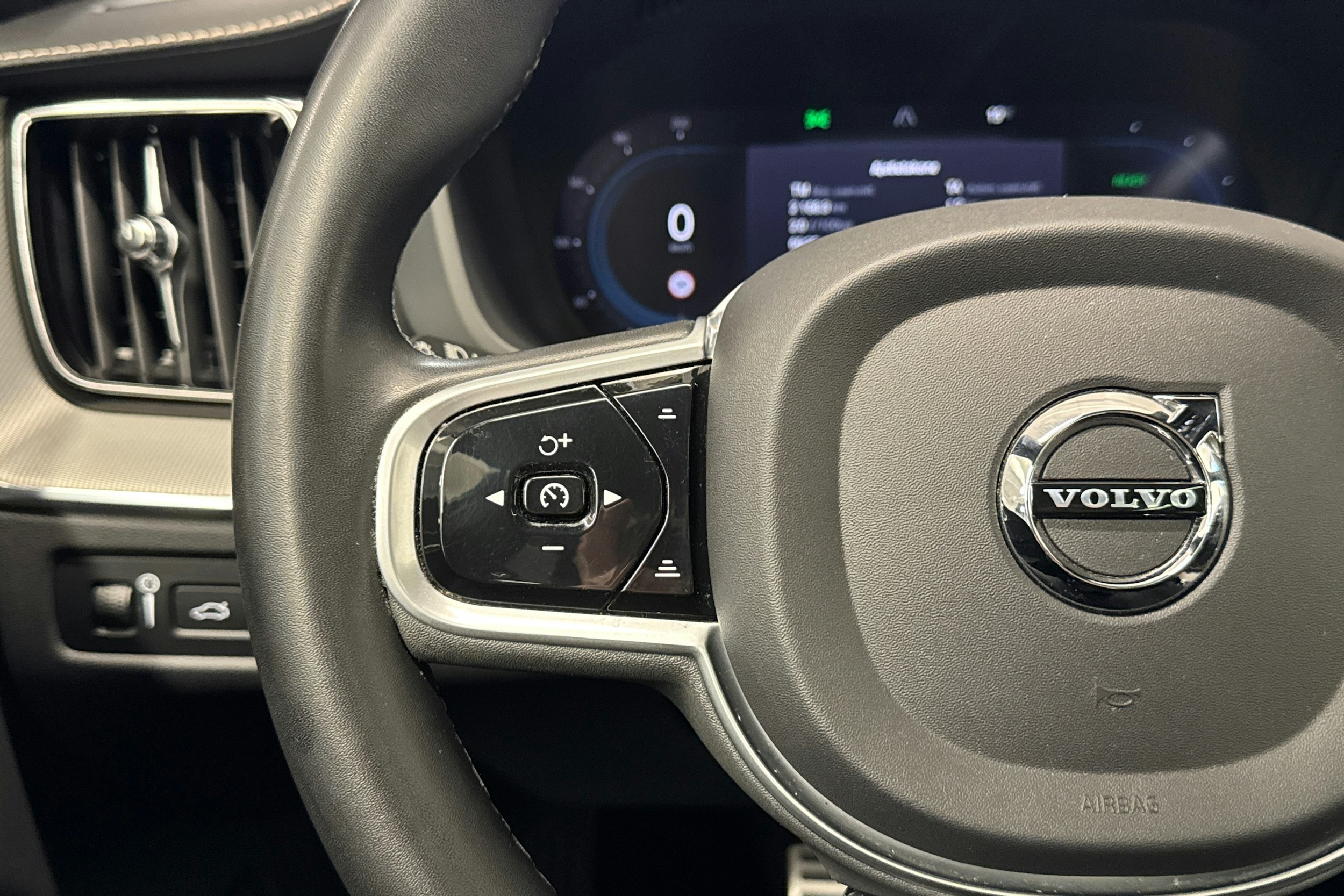 harmaa Volvo XC60 2022 kuva 17.