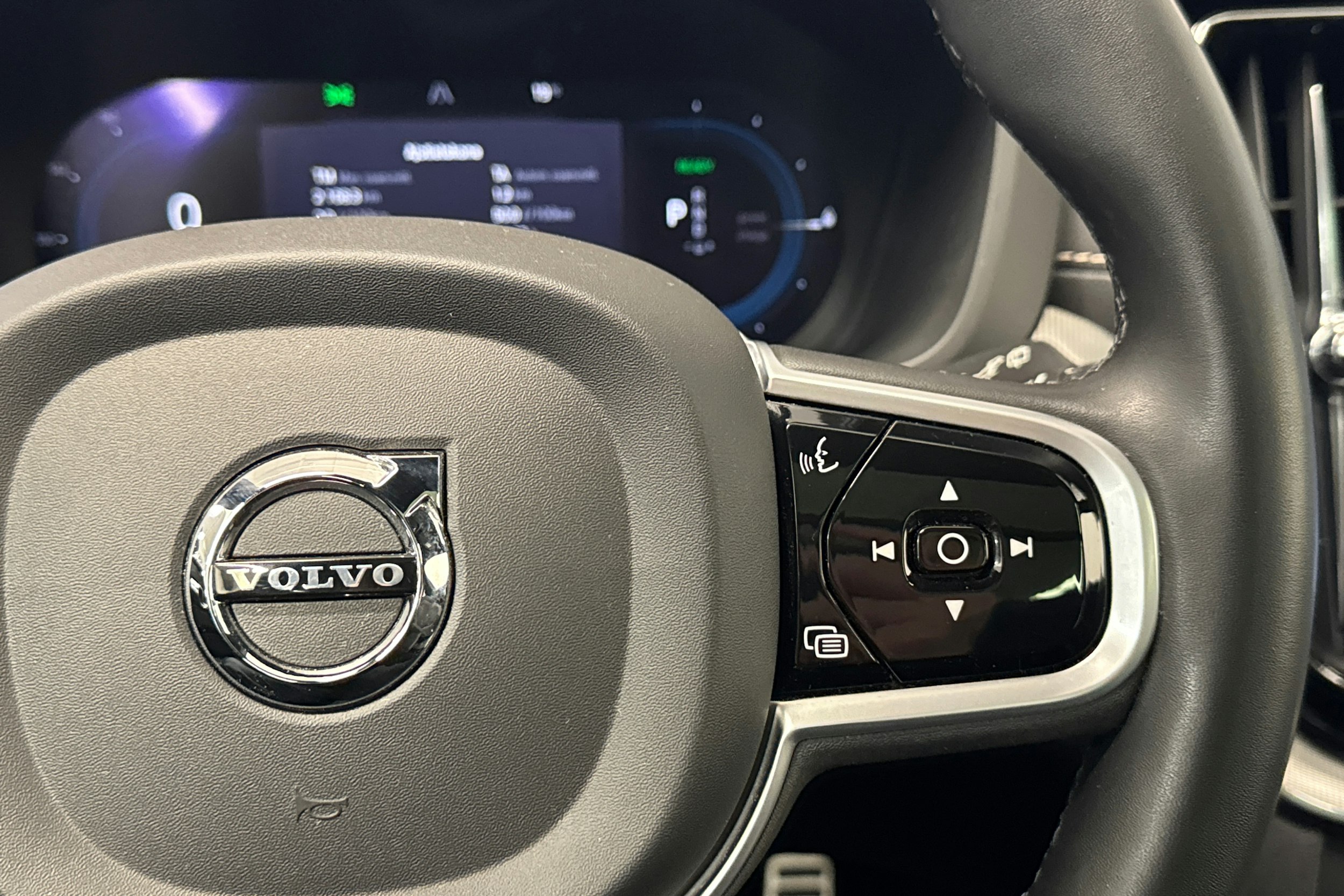 harmaa Volvo XC60 2022 kuva 18.