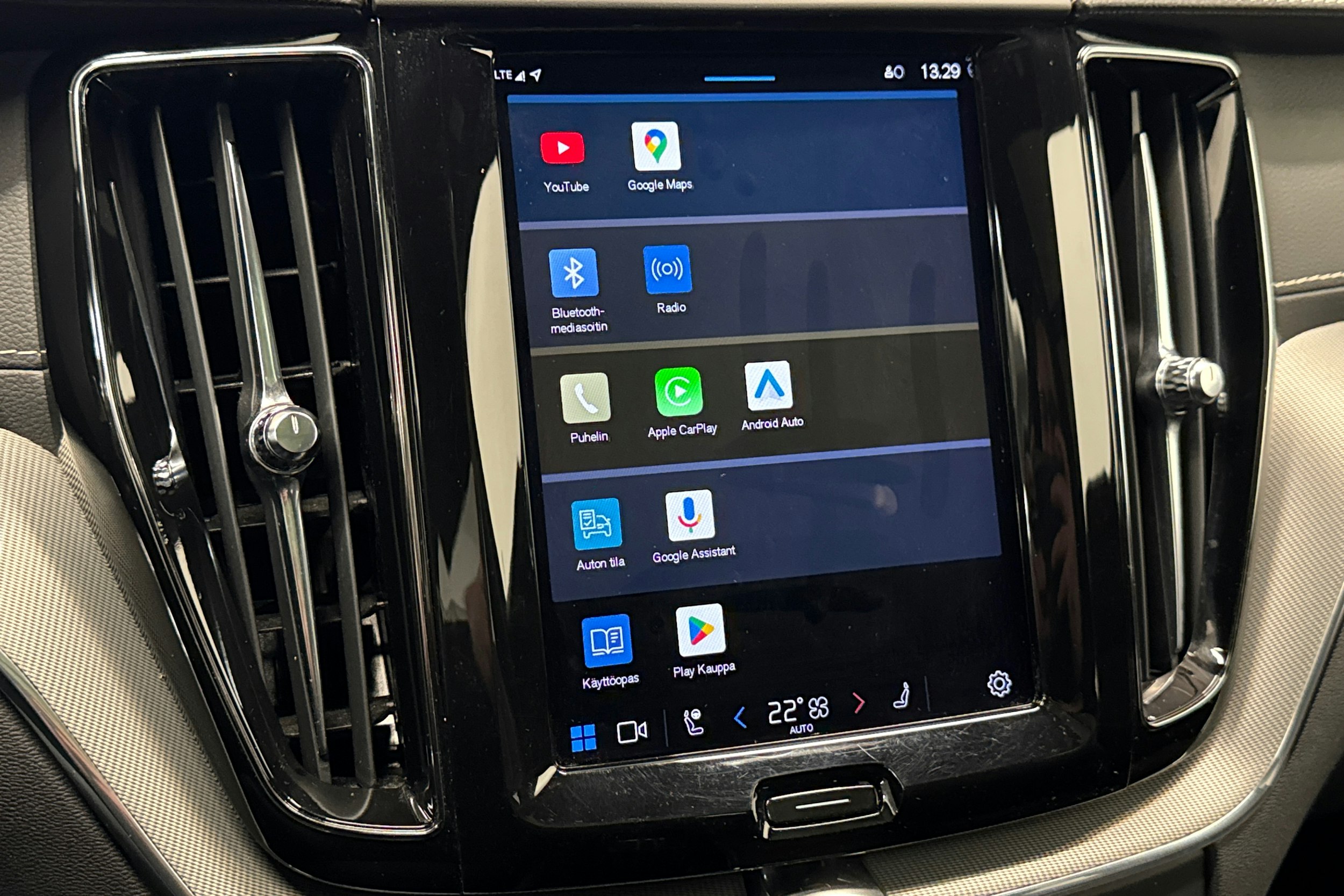 harmaa Volvo XC60 2022 kuva 19.