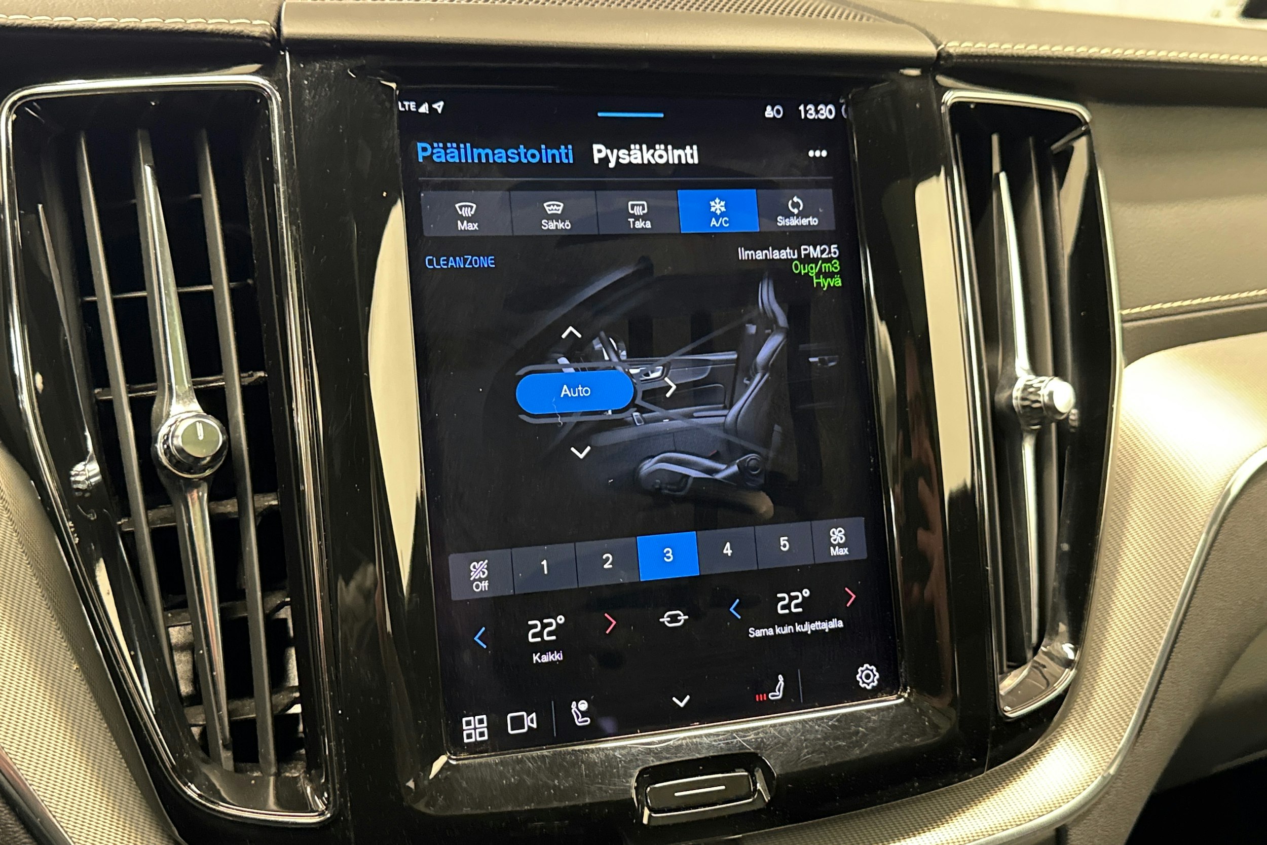 harmaa Volvo XC60 2022 kuva 22.