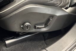 harmaa Volvo XC60 2022 kuva 24.