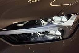 harmaa Volvo XC60 2022 kuva 27.