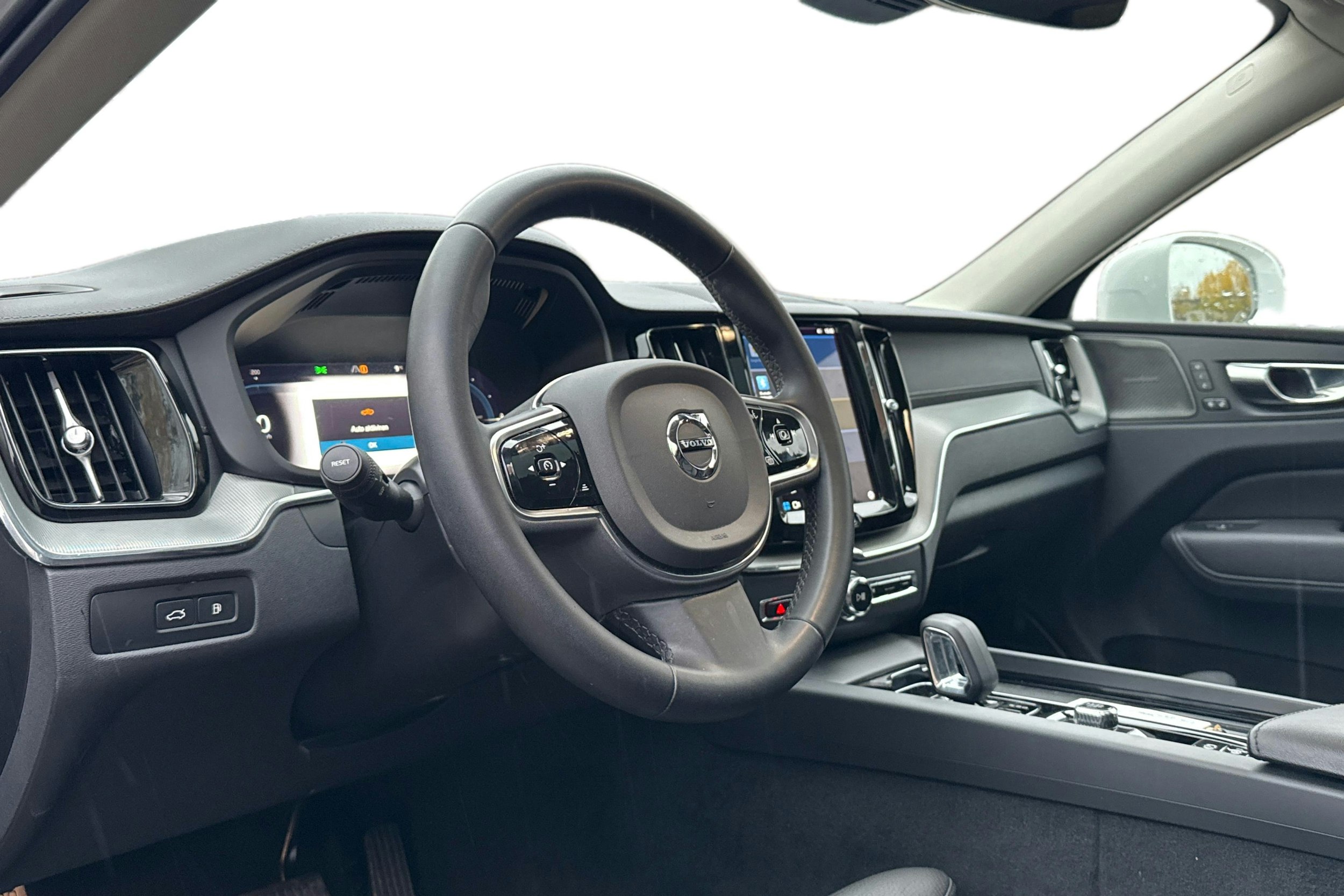 valkoinen Volvo XC60 2022 kuva 3.