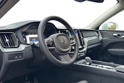 valkoinen Volvo XC60 2022 kuva 3.