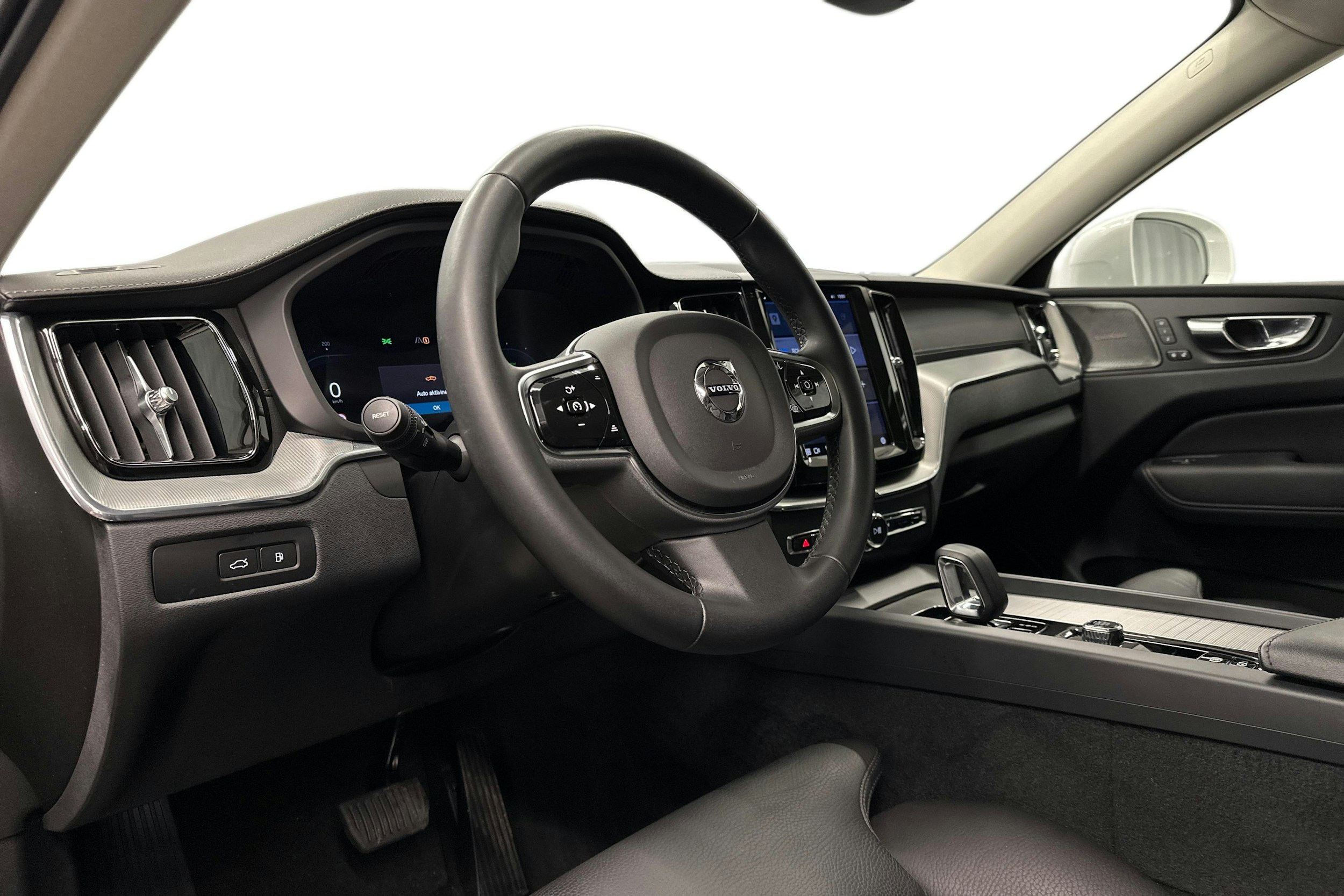 valkoinen Volvo XC60 2022 kuva 7.