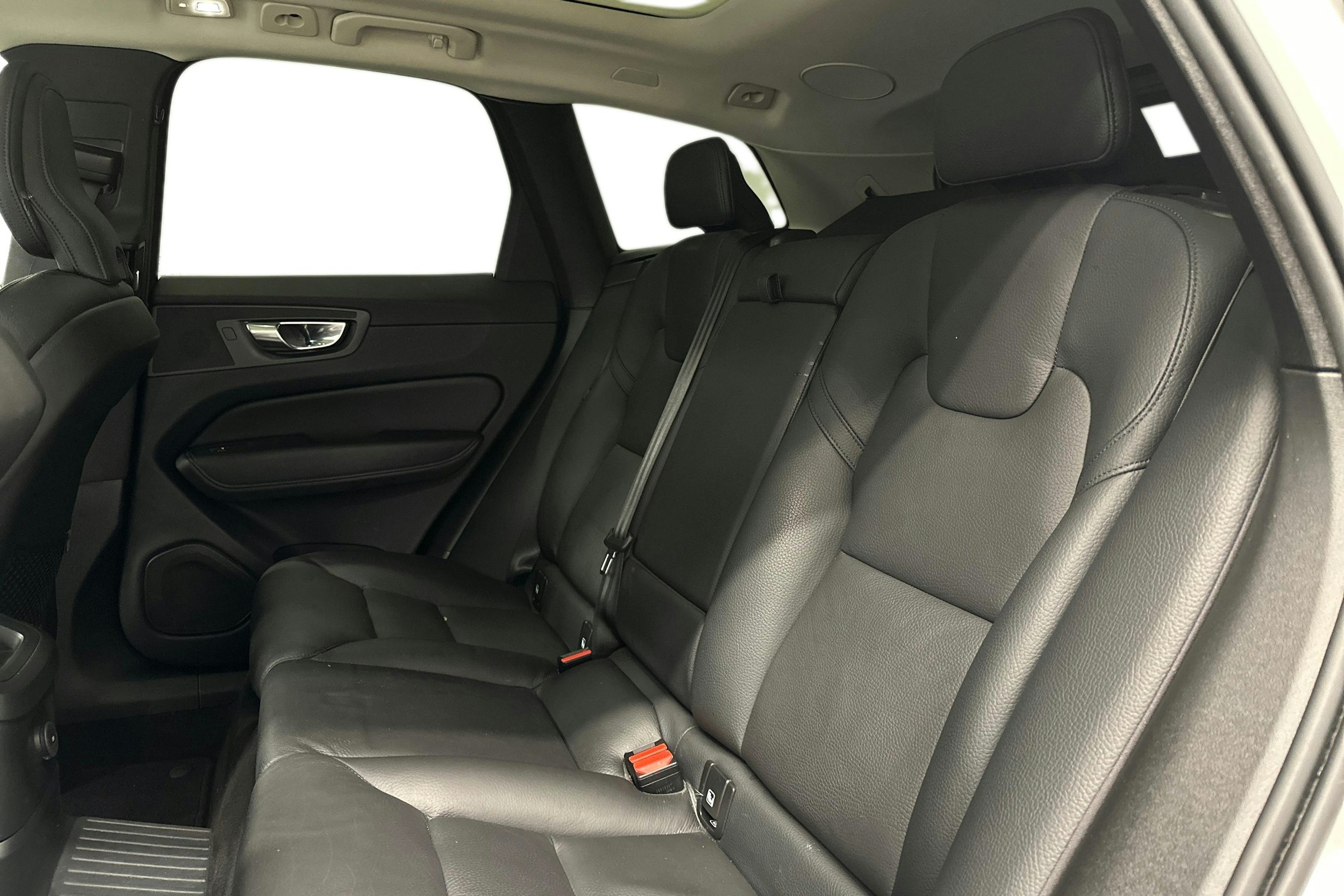 valkoinen Volvo XC60 2022 kuva 10.