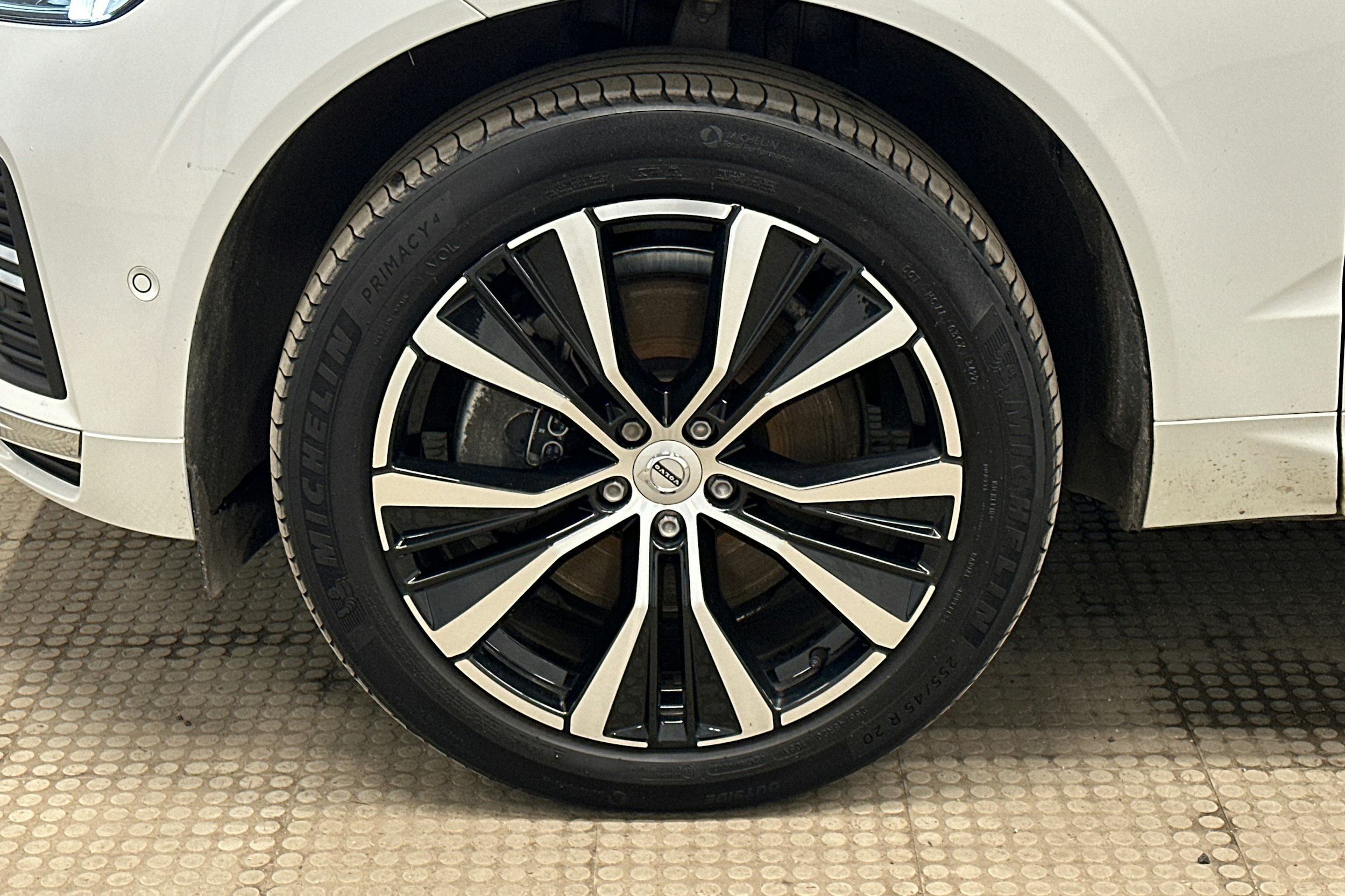 valkoinen Volvo XC60 2022 kuva 11.