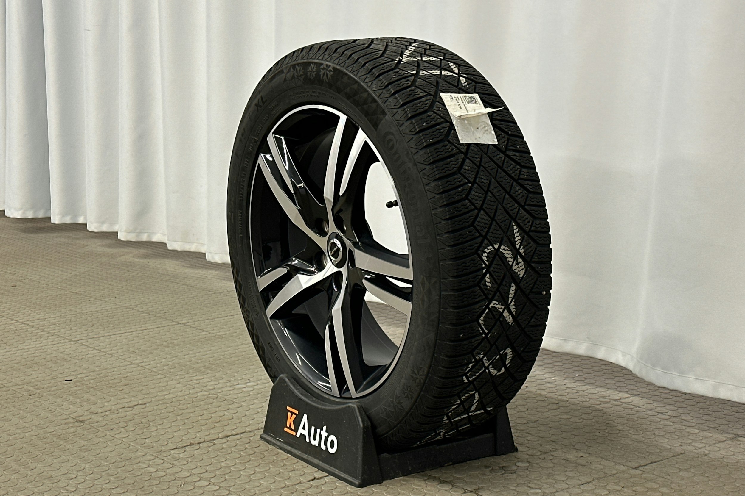 valkoinen Volvo XC60 2022 kuva 13.