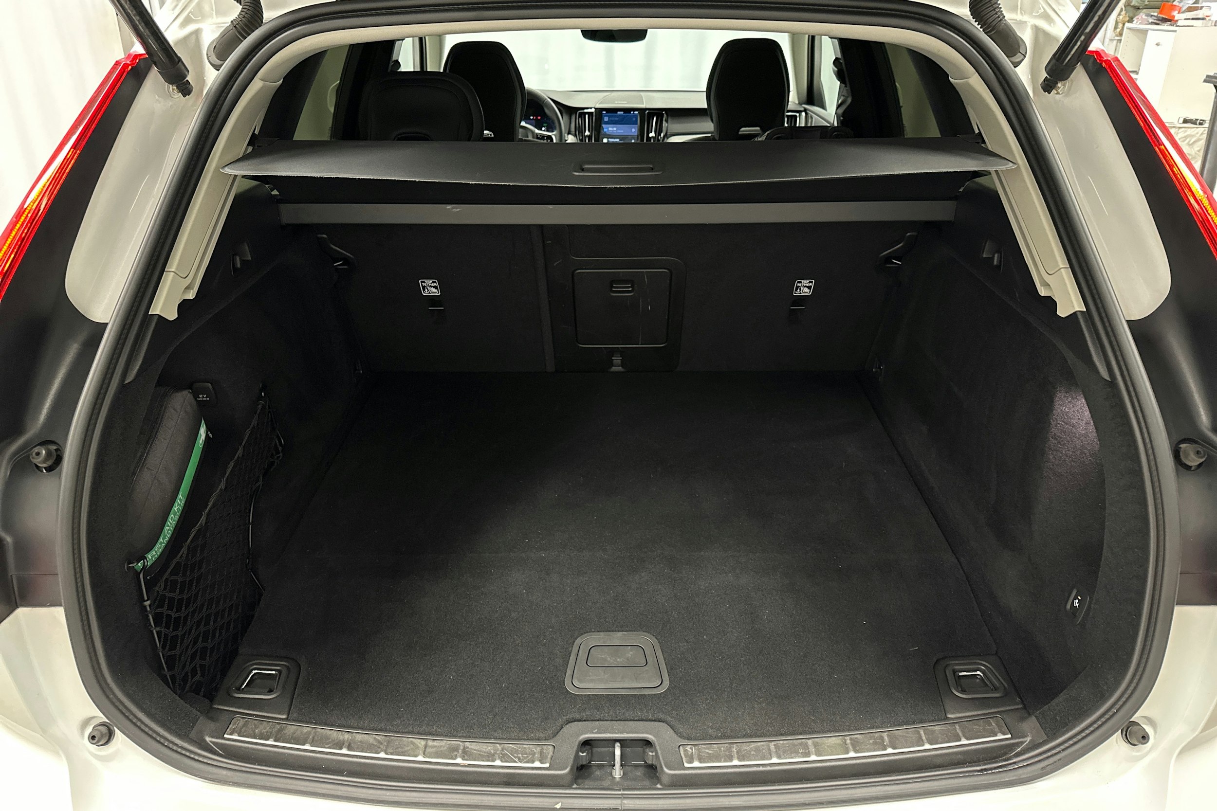 valkoinen Volvo XC60 2022 kuva 14.