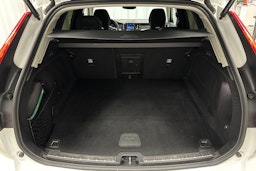 valkoinen Volvo XC60 2022 kuva 14.