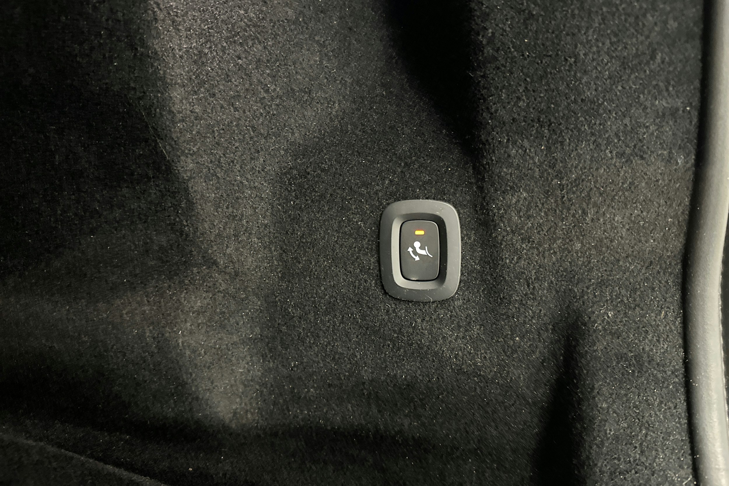 valkoinen Volvo XC60 2022 kuva 15.