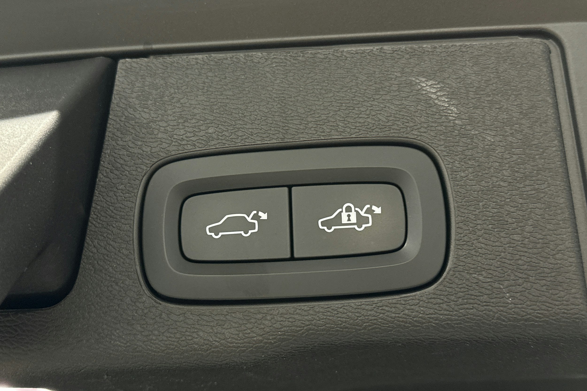 valkoinen Volvo XC60 2022 kuva 16.