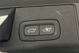 valkoinen Volvo XC60 2022 kuva 16.