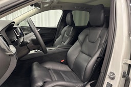 valkoinen Volvo XC60 2022 kuva 17.