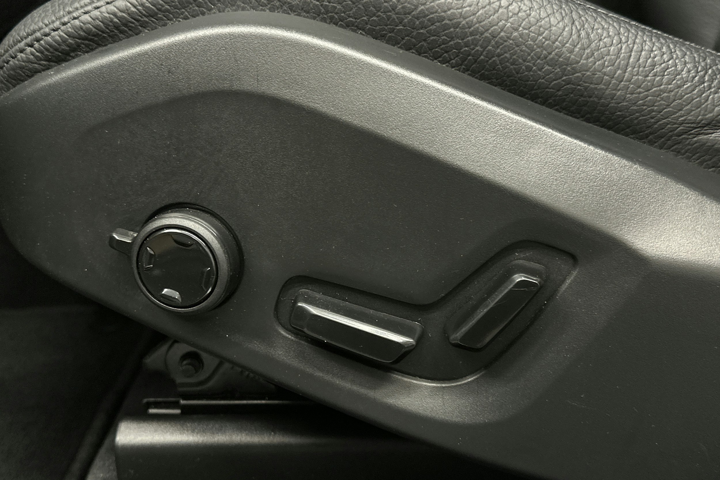 valkoinen Volvo XC60 2022 kuva 18.