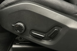 valkoinen Volvo XC60 2022 kuva 18.