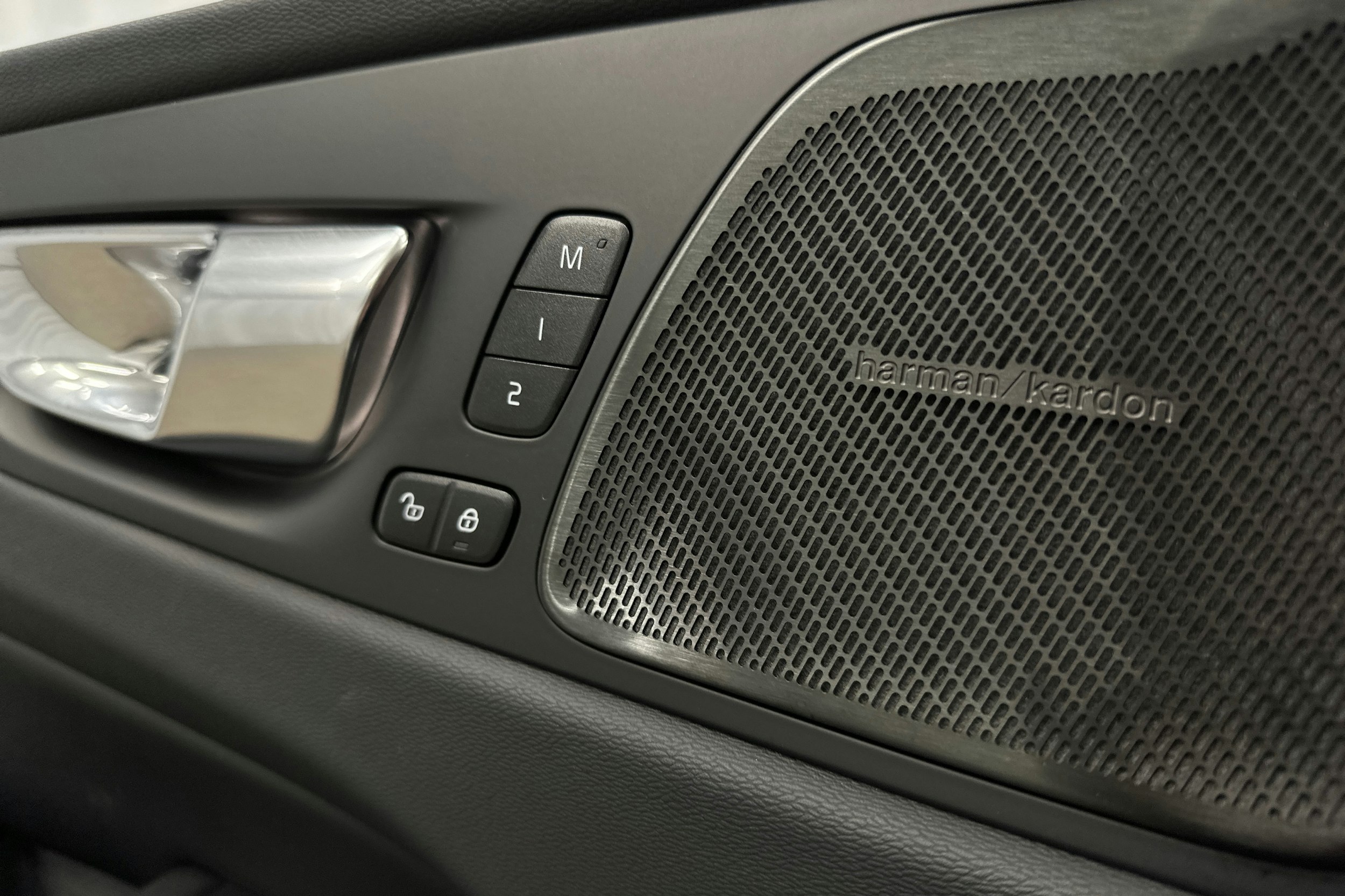 valkoinen Volvo XC60 2022 kuva 19.