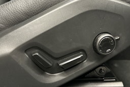 valkoinen Volvo XC60 2022 kuva 20.