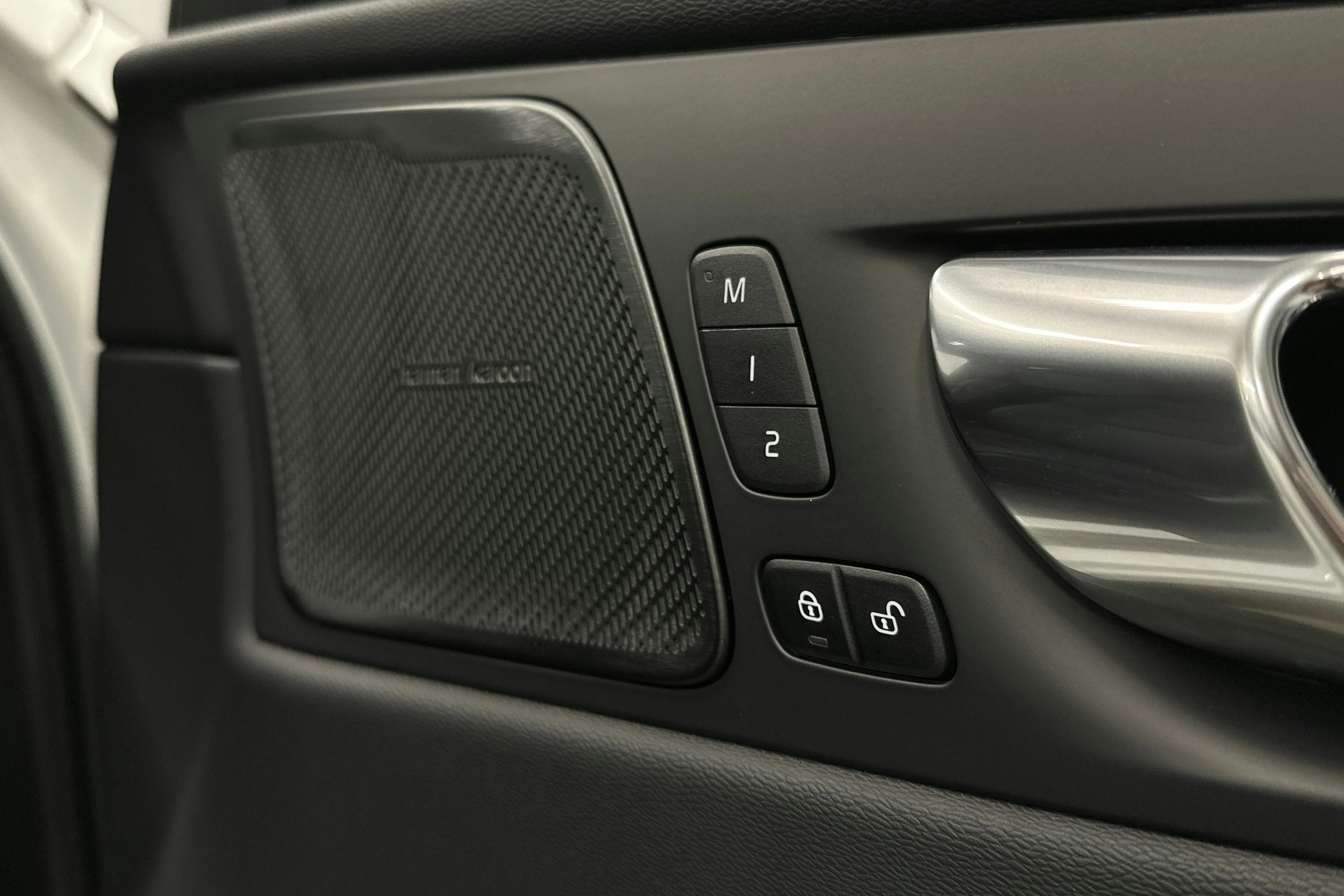 valkoinen Volvo XC60 2022 kuva 21.