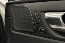 valkoinen Volvo XC60 2022 kuva 21.