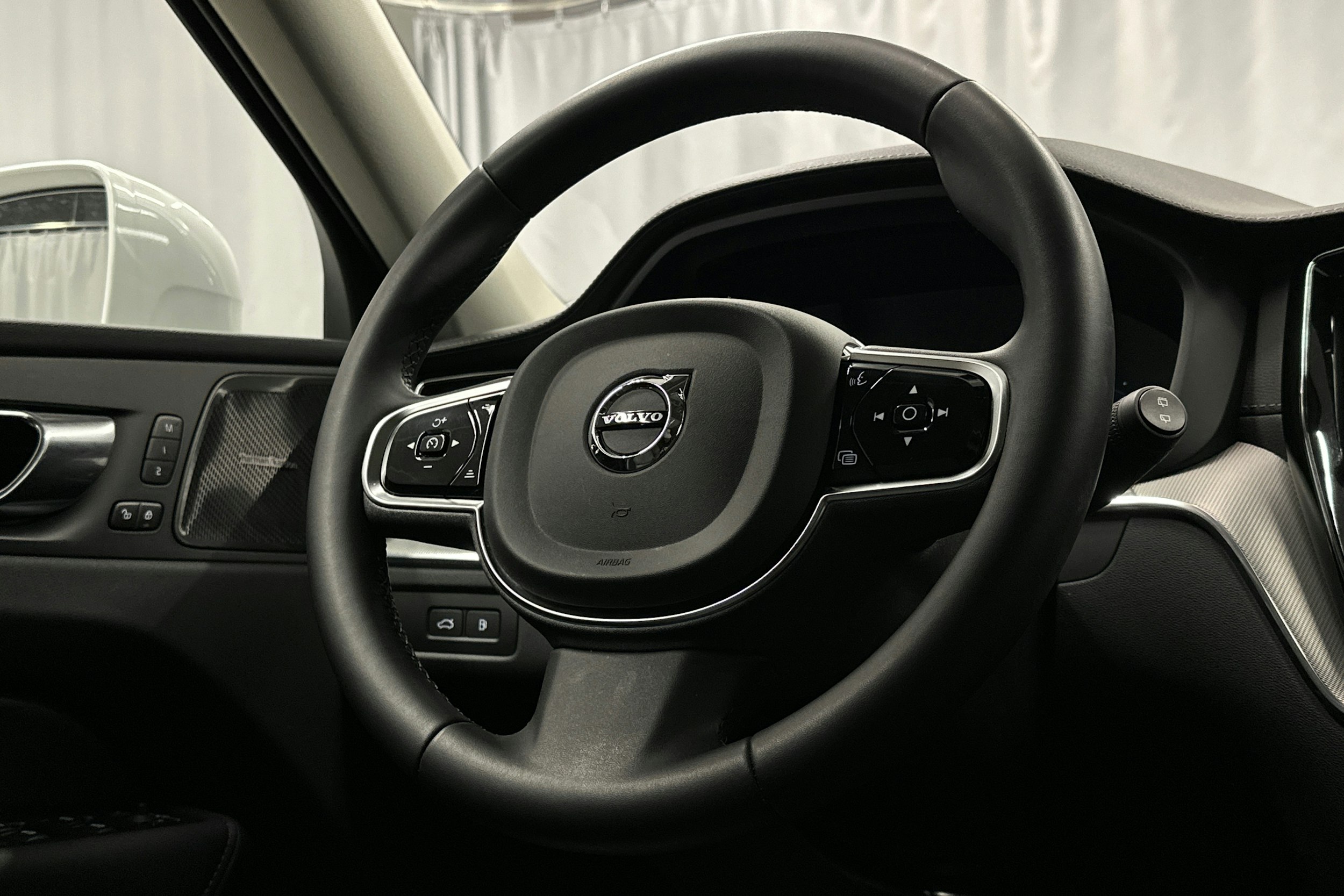 valkoinen Volvo XC60 2022 kuva 22.