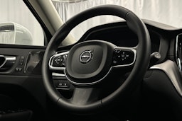 valkoinen Volvo XC60 2022 kuva 22.