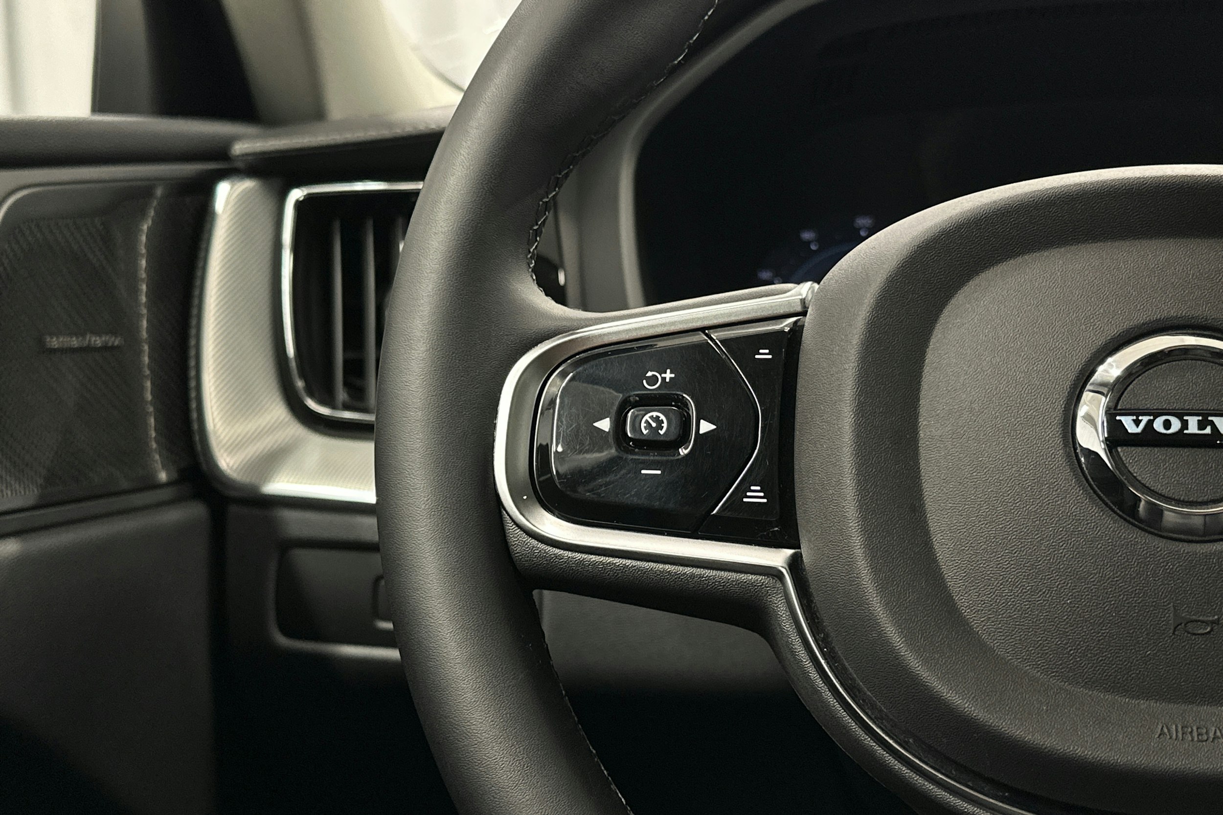 valkoinen Volvo XC60 2022 kuva 23.