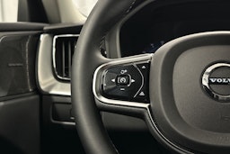 valkoinen Volvo XC60 2022 kuva 23.