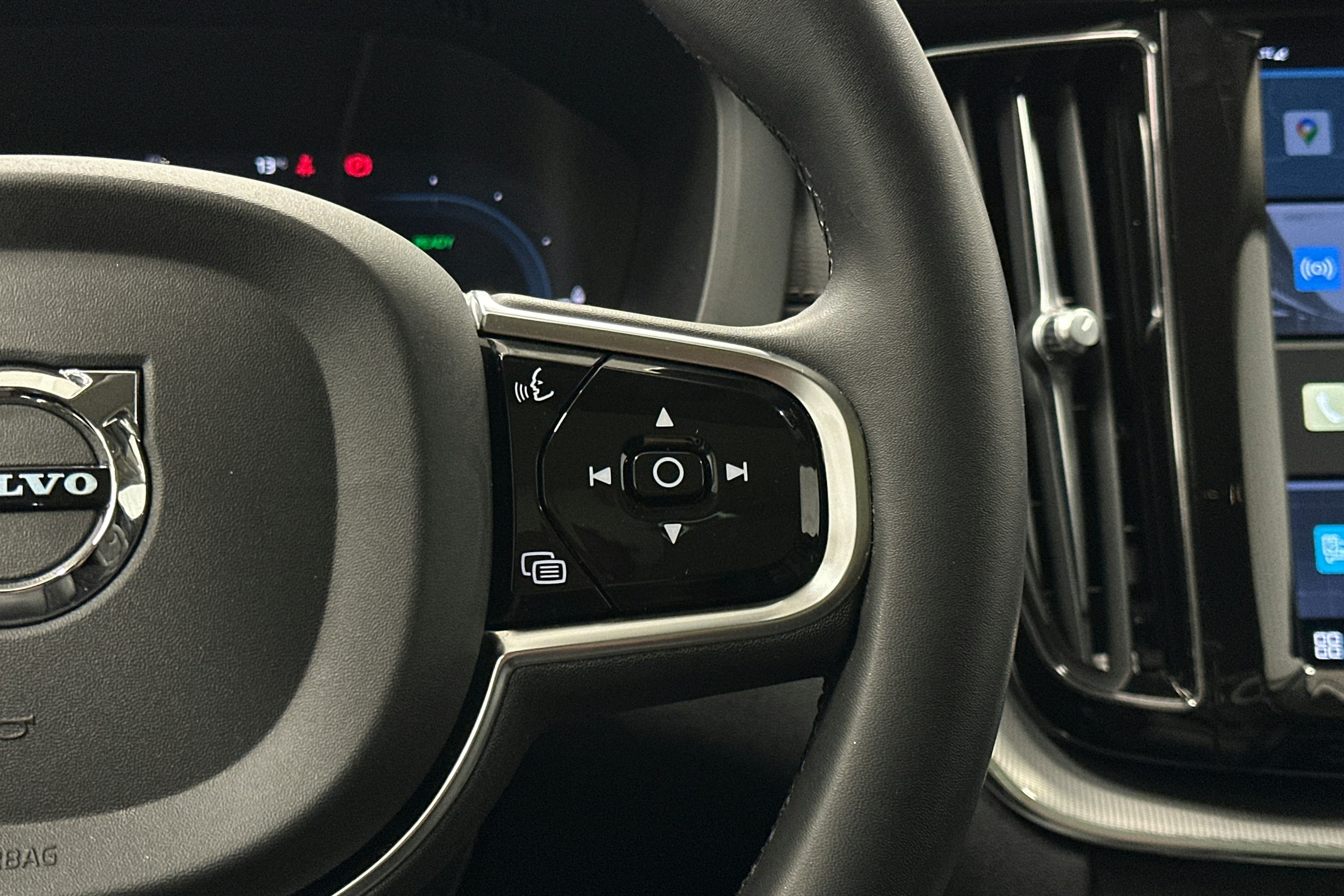 valkoinen Volvo XC60 2022 kuva 24.