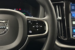 valkoinen Volvo XC60 2022 kuva 24.