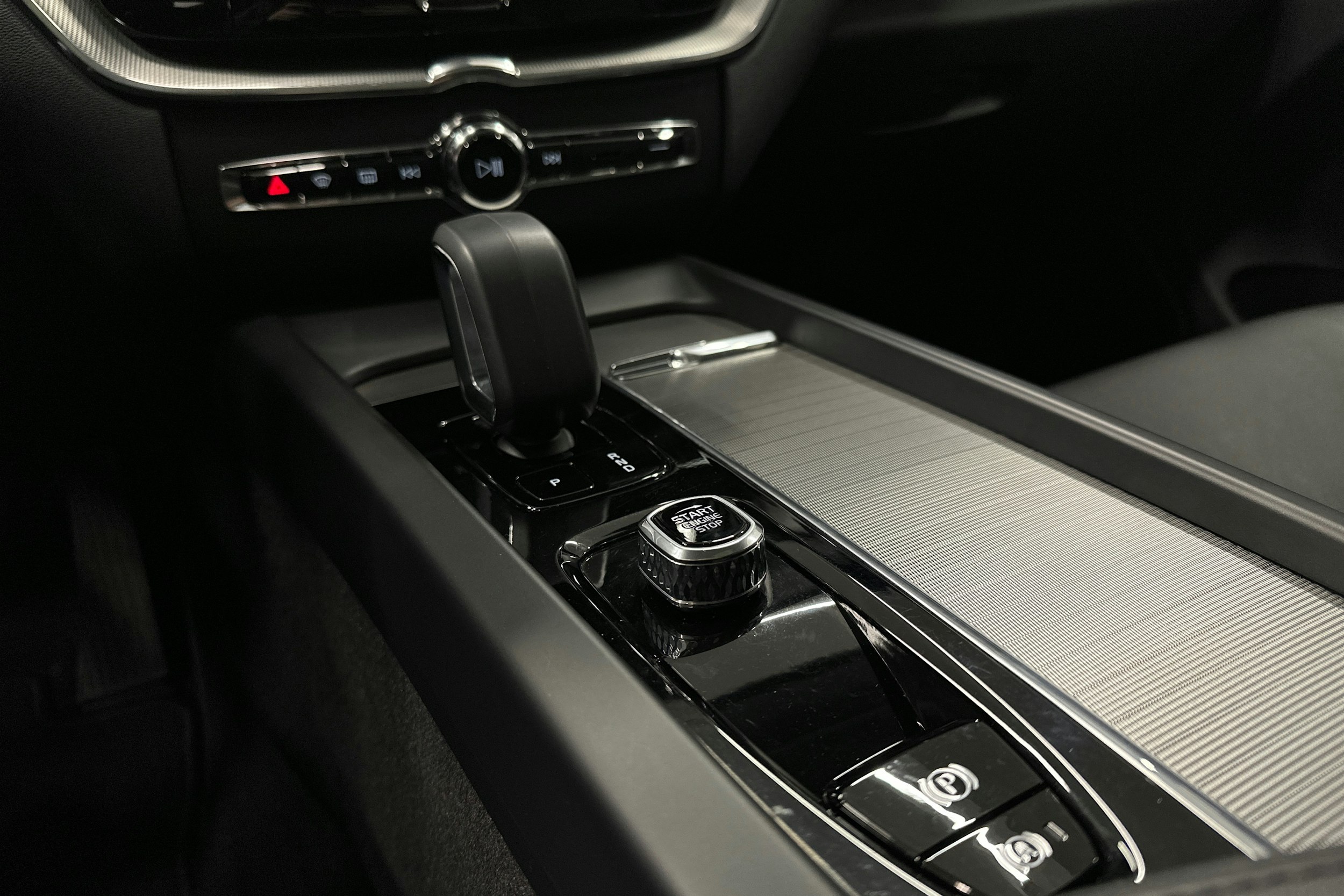 valkoinen Volvo XC60 2022 kuva 27.