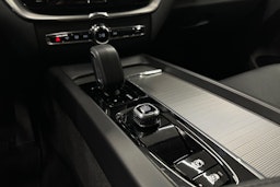 valkoinen Volvo XC60 2022 kuva 27.