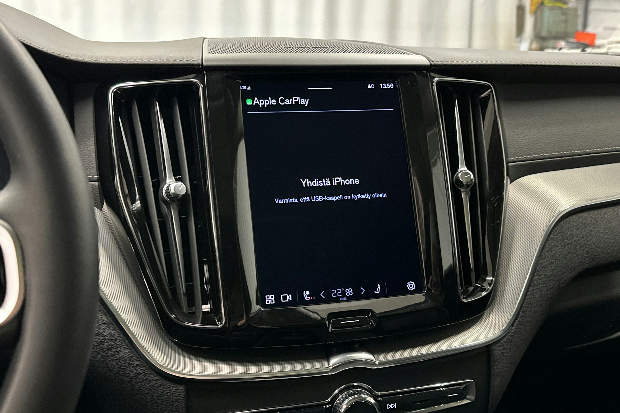 valkoinen Volvo XC60 2022 kuva 29.