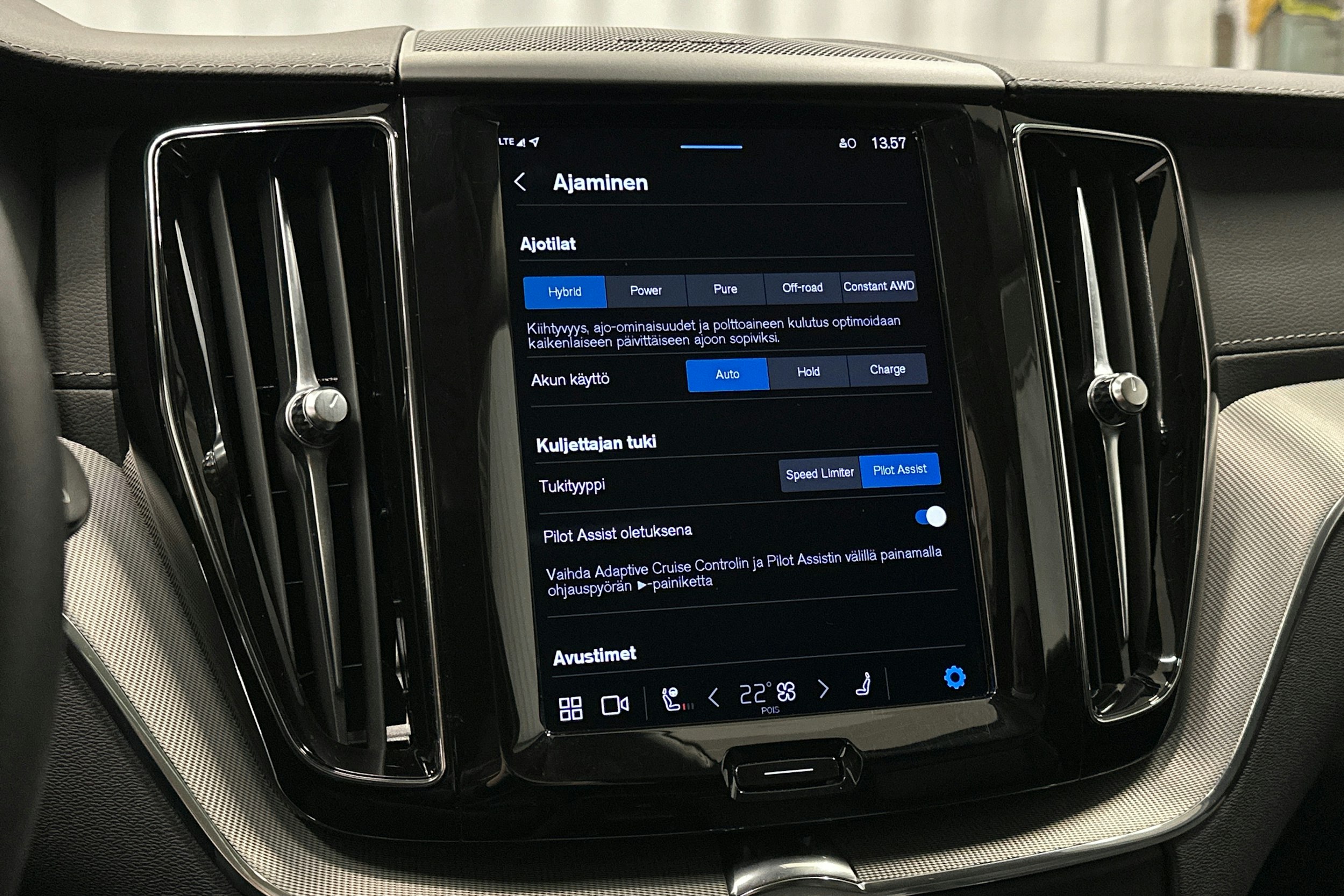 valkoinen Volvo XC60 2022 kuva 30.