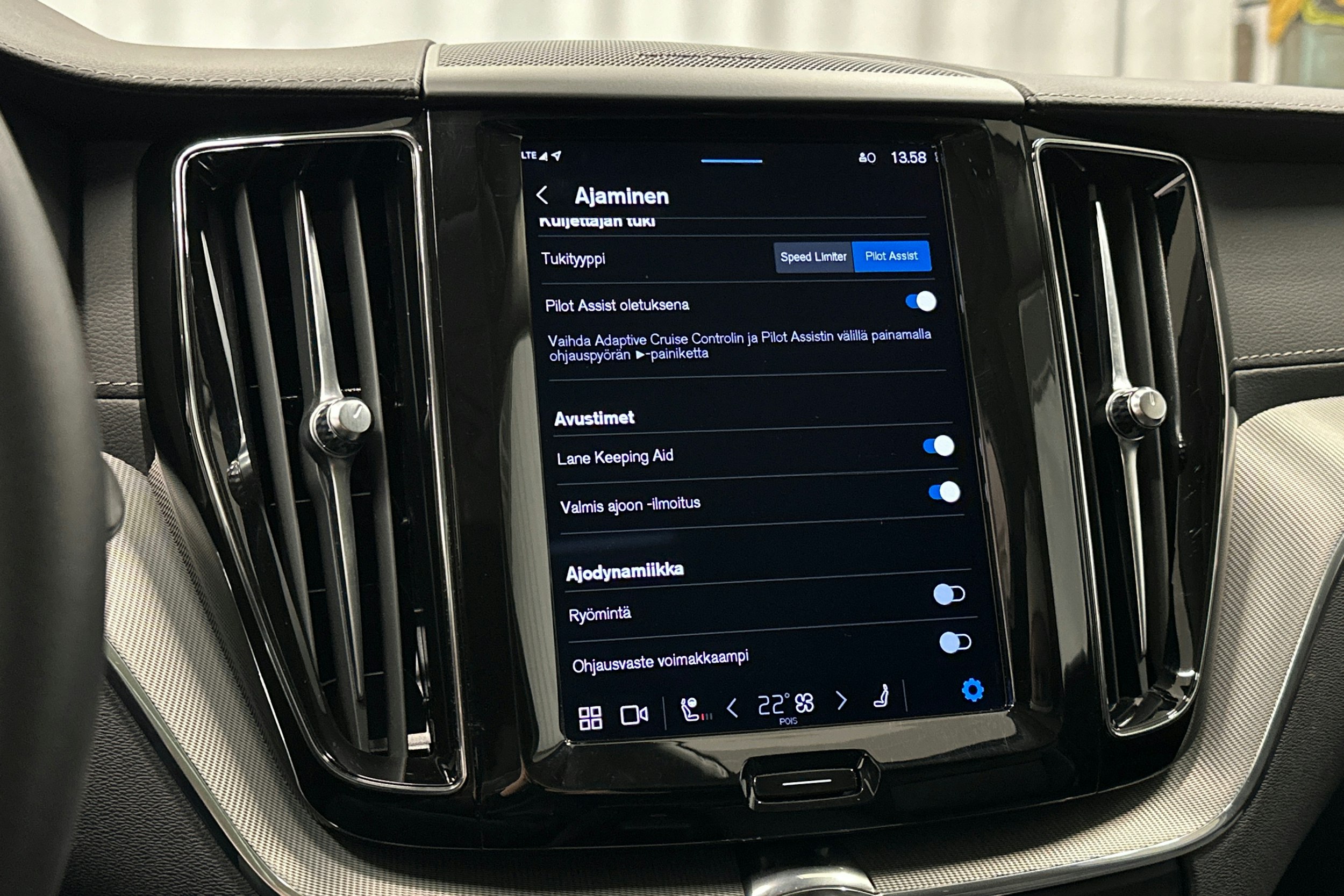 valkoinen Volvo XC60 2022 kuva 31.