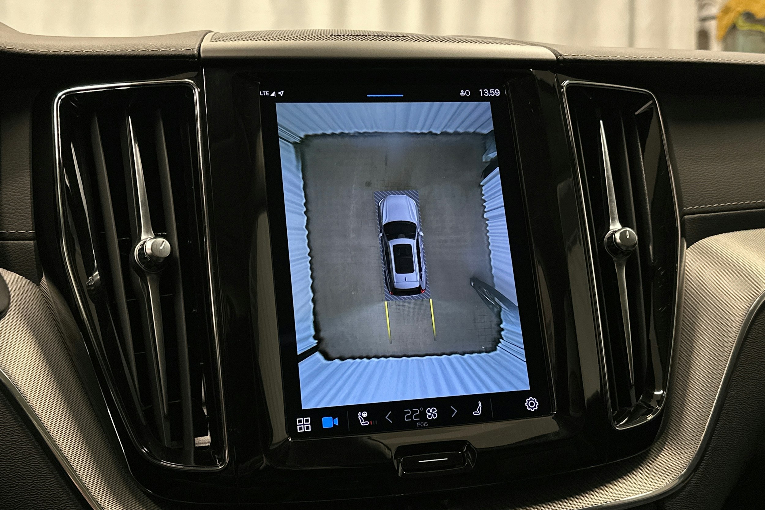 valkoinen Volvo XC60 2022 kuva 32.