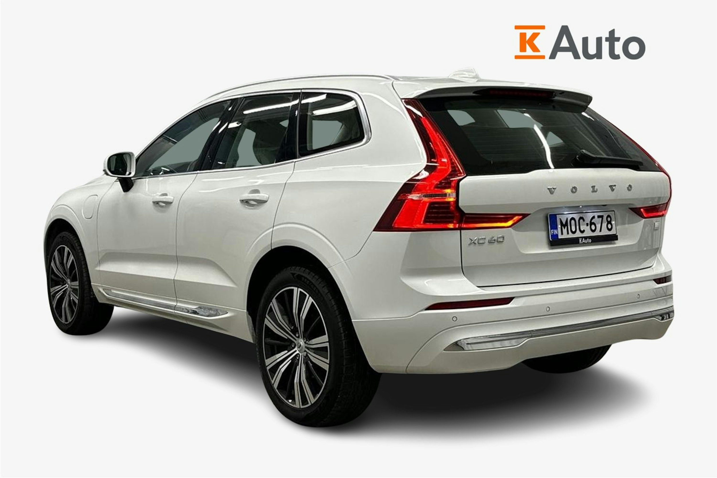 valkoinen Volvo XC60 2022 kuva 2.