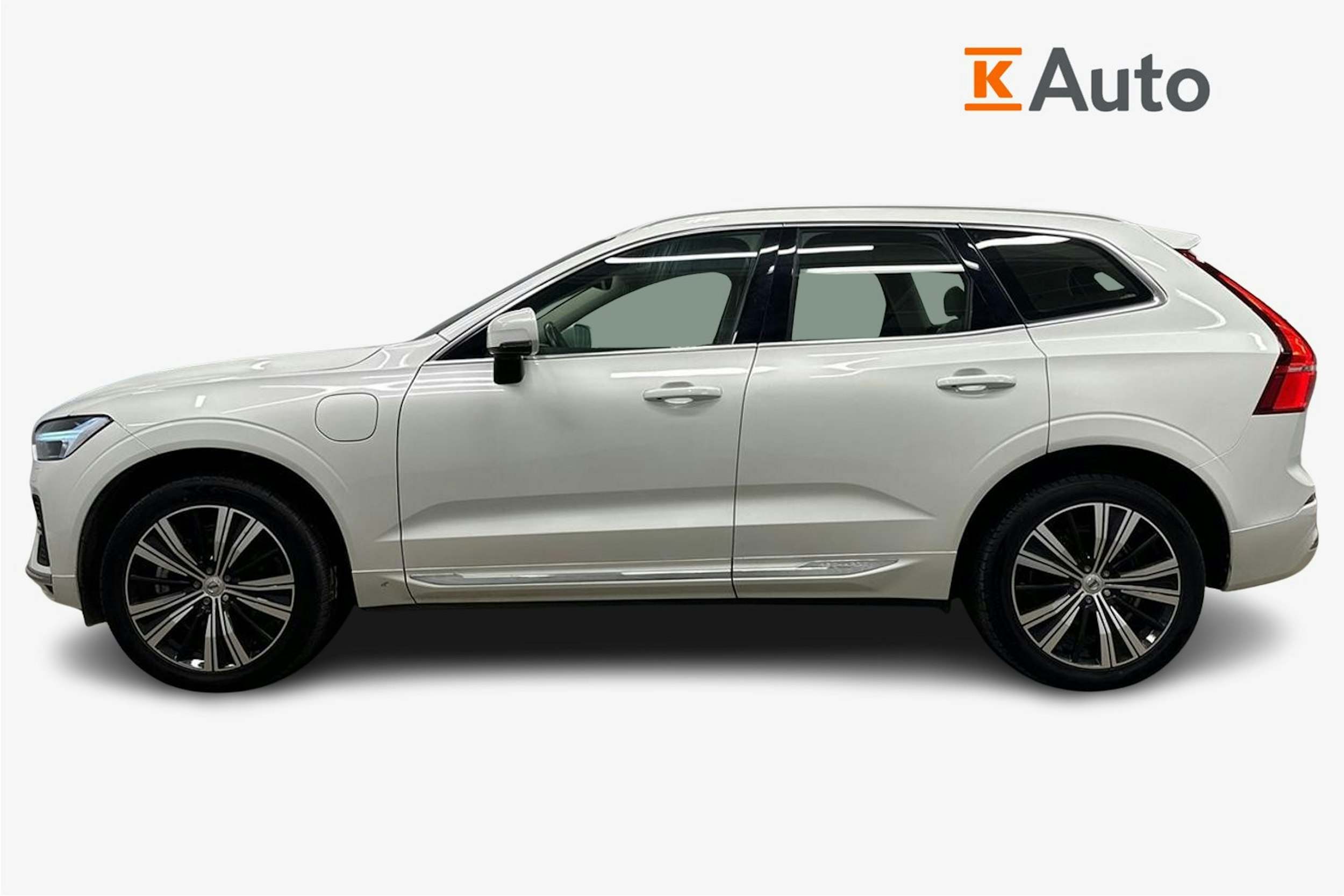 valkoinen Volvo XC60 2022 kuva 6.