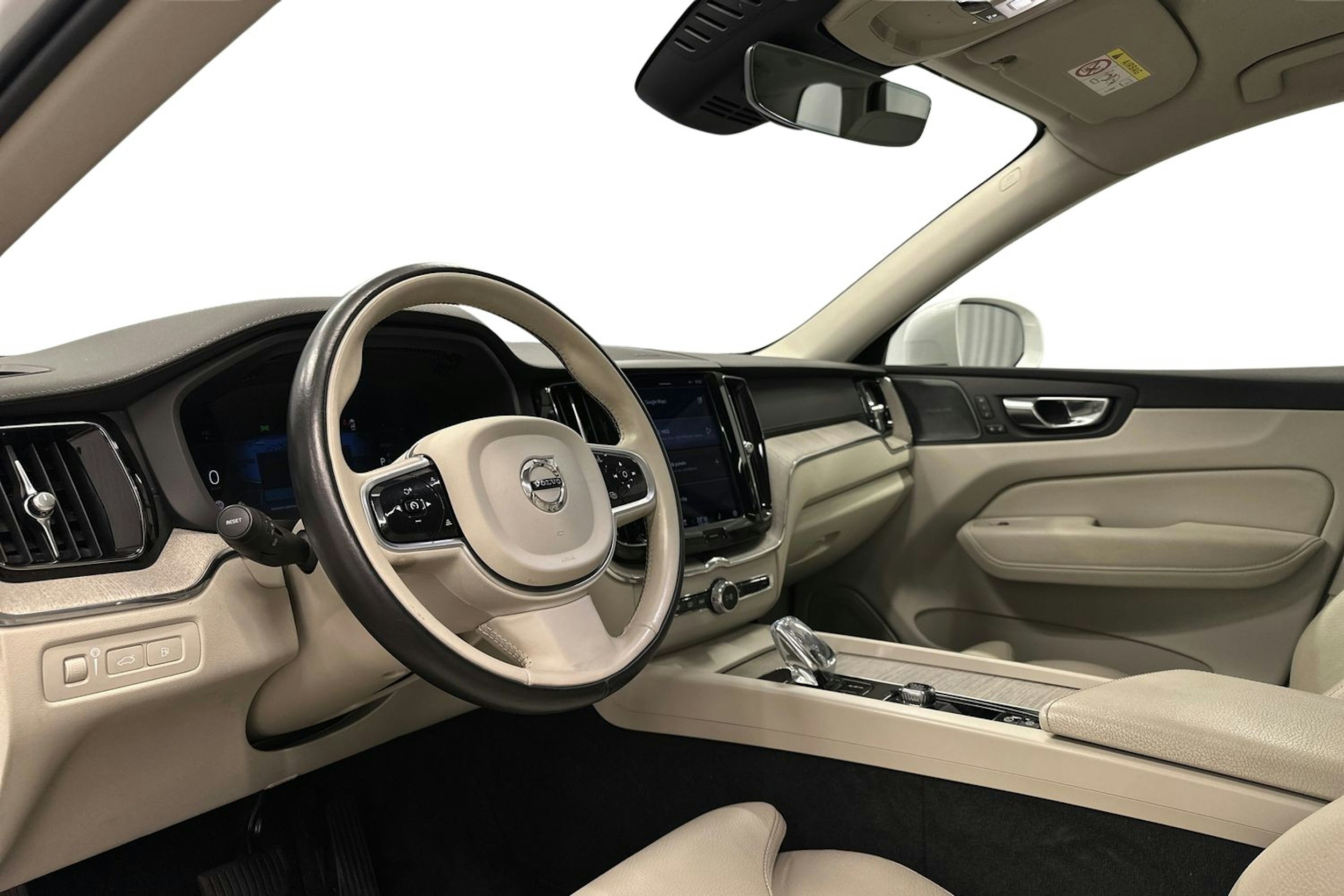 valkoinen Volvo XC60 2022 kuva 7.