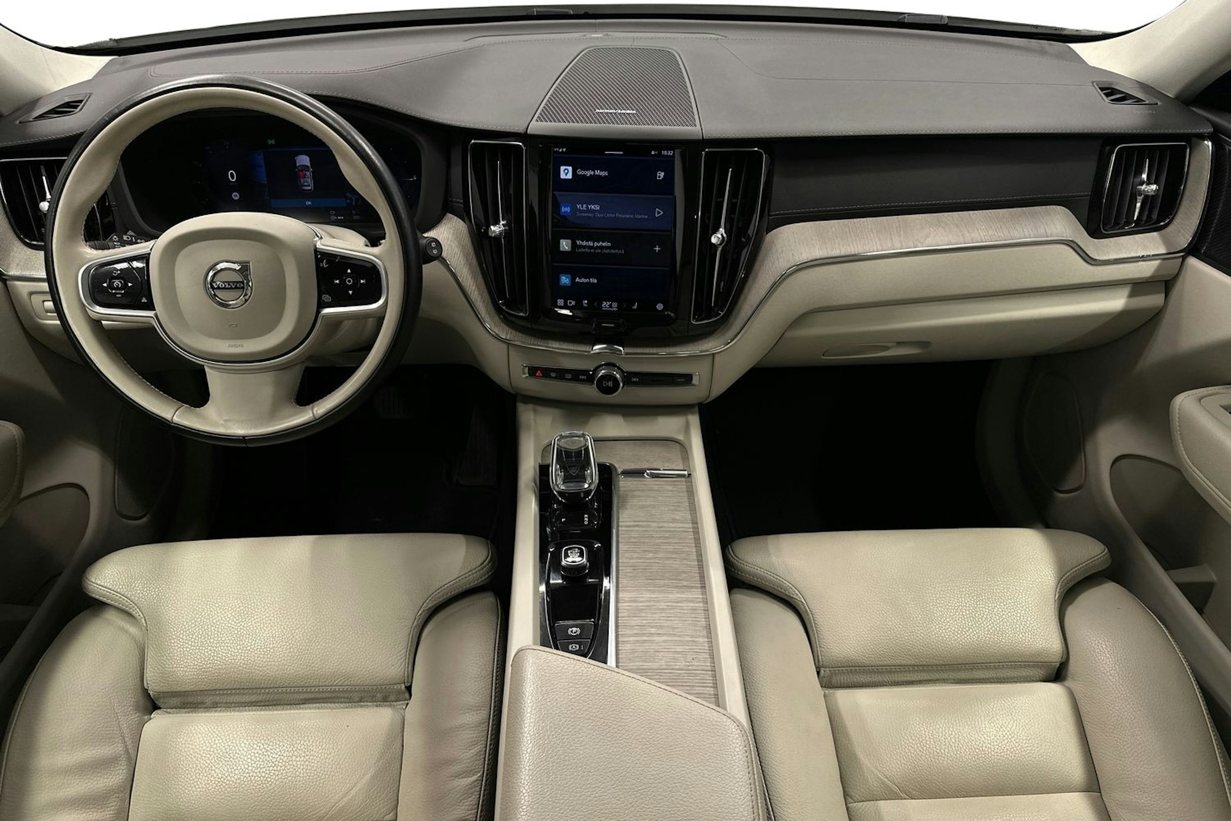 valkoinen Volvo XC60 2022 kuva 9.