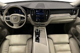 valkoinen Volvo XC60 2022 kuva 9.