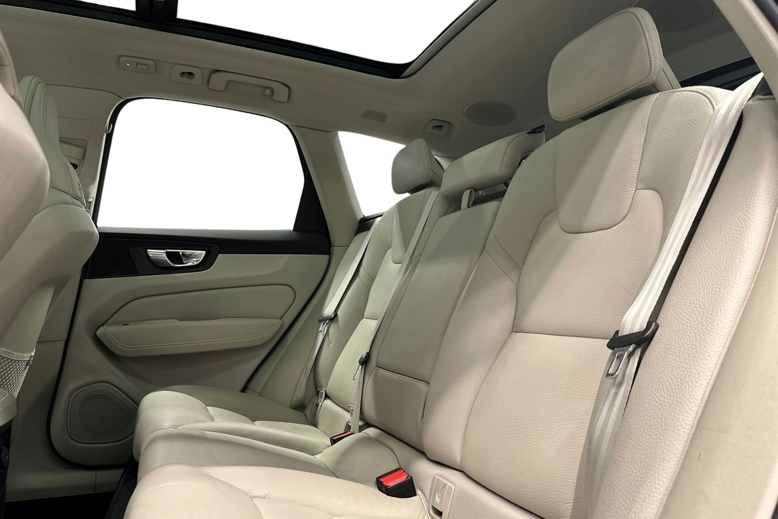 valkoinen Volvo XC60 2022 kuva 10.