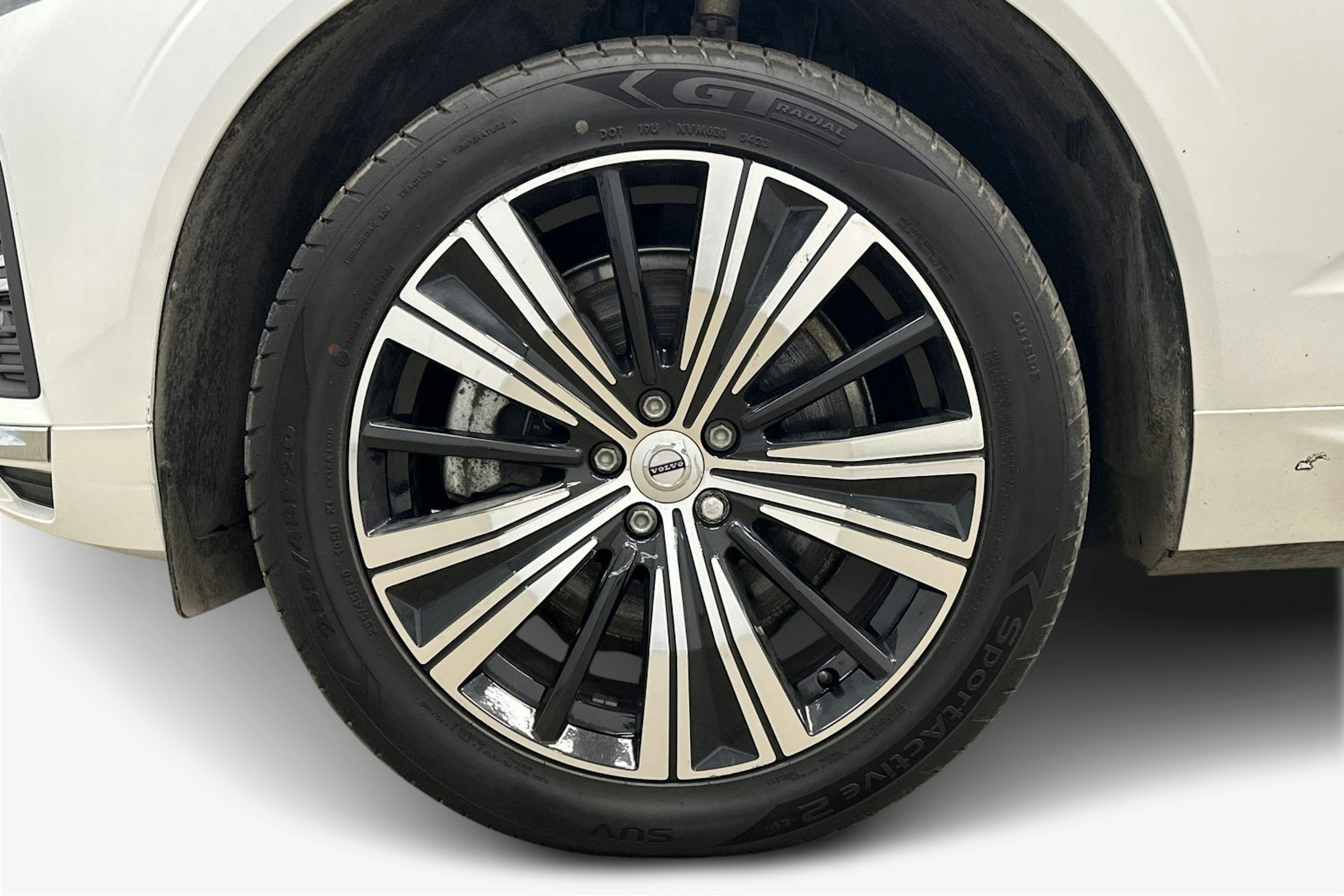 valkoinen Volvo XC60 2022 kuva 11.